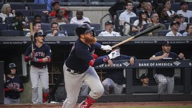 Justin Turner, de los Medias Rojas de Boston, observa su cuadrangular solitario en la segunda entrada del juego de béisbol en contra de los Yanquis de Nueva York, el domingo 11 de junio de 2023, en Nueva York. (AP Foto/Bebeto Matthews)