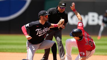 Chase DeLauter (24), de los Guardianes de Cleveland, se roba la segunda base ante el campo corto de los Mellizos de Minnesota, Ryan Kreidler (izquierda), en la cuarta entrada de un partido de béisbol en Cleveland, el jueves 23 de julio de 2026. (Foto AP/Sue Ogrocki)