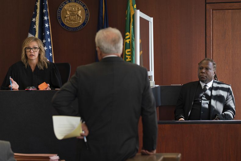 La jueza Jennifer Callaghan, el abogado Craig Smith y Ted White II, hijo de Aretha Franklin, hablan frente a un jurado durante el primer día de un juicio sobre los testamentos de Aretha Franklin en el Tribunal de Sucesiones del Condado de Oakland en Pontiac, Michigan, el lunes 10 de julio de 2023. Un documento escrito a mano por la cantante Aretha Franklin y encontrado en su sofá después de su muerte en 2018 es un testamento válido en Michigan, dijo un jurado el martes 11 de julio de 2023, un giro crítico en una disputa que ha enfrentado a sus hijos entre sí. (Sarahbeth Maney/Detroit Free Press vía AP)