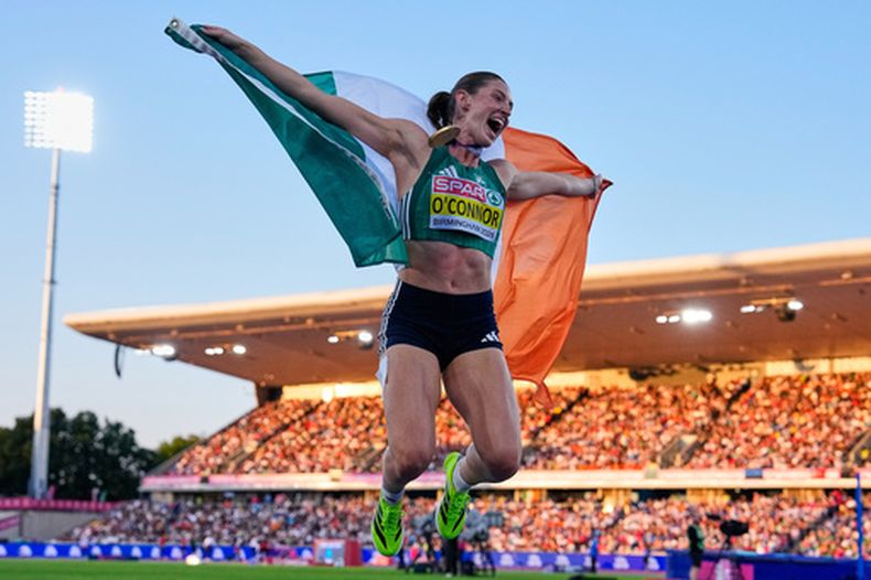 Kate OConnor, de Irlanda, celebra tras ganar la medalla de oro en el heptatlón en el Campeonato Europeo de Atletismo en Birmingham, Inglaterra, el sábado 15 de agosto de 2026. (Foto AP/Petr David Josek)