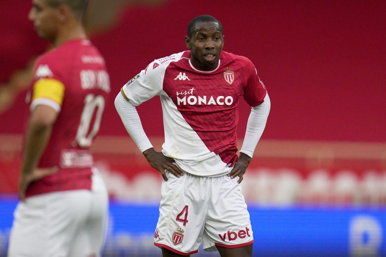 ARCHIVO - Foto del 22 de octubre del 2023, Mohamed Camara del Mónaco reacciona durante el encuentro ante Metz de la liga francesa. El viernes 31 de mayo del 2024, la liga suspende 4 encuentros al jugador por cubrir un brazalete contra la homofobia. (AP Foto/Daniel Cole, Archivo)