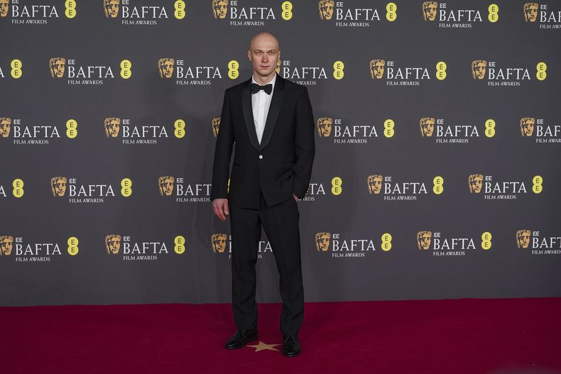Yura Borisov posa a su llegada a la 78ª edición de los Premios de la Academia Británica de Cine, BAFTA, en Londres, el domingo 16 de febrero de 2025. (Foto Alberto Pezzali/Invision/AP)