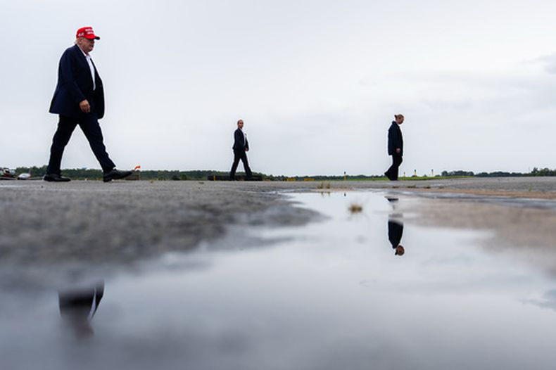 El presidente Donald Trump camina para abordar el Air Force One el domingo 16 de agosto de 2026, en el aeropuerto de Morristown, Nueva Jersey. (AP Foto/Julia Demaree Nikhinson)