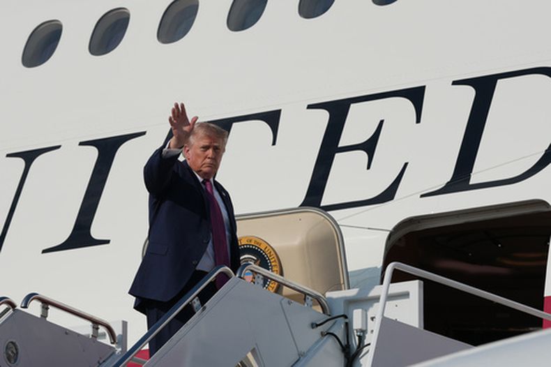 El presidente Donald Trump saluda mientras sube al Air Force One, el viernes 3 de julio de 2026, en la Base Conjunta Andrews, Maryland. (AP Foto/Alex Brandon)