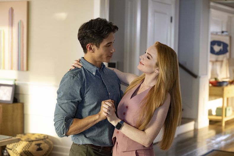 Esta imagen publicada por Disney muestra a Manny Jacinto, a la izquierda, y Lindsay Lohan en una escena de Freakier Friday. (Glen Wilson/Disney via AP)