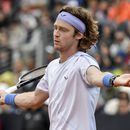 El ruso Andrey Rublev reacciona durante el encuentro ante el eslovaco Alex Molcan en el Abierto de Italia el sábado 13 de mayo del 2023. (AP Foto/Antonietta Baldassarre)