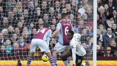 americateve | El delantero de Manchester United Danny Welbeck, der., celebra un gol contra Aston Villa en Birmingham el domingo 15 de diciembre del 2013. Welbeck anot&oacute; dos goles y United gan&oacute; 3-0. (AP Foto/Jon Super)