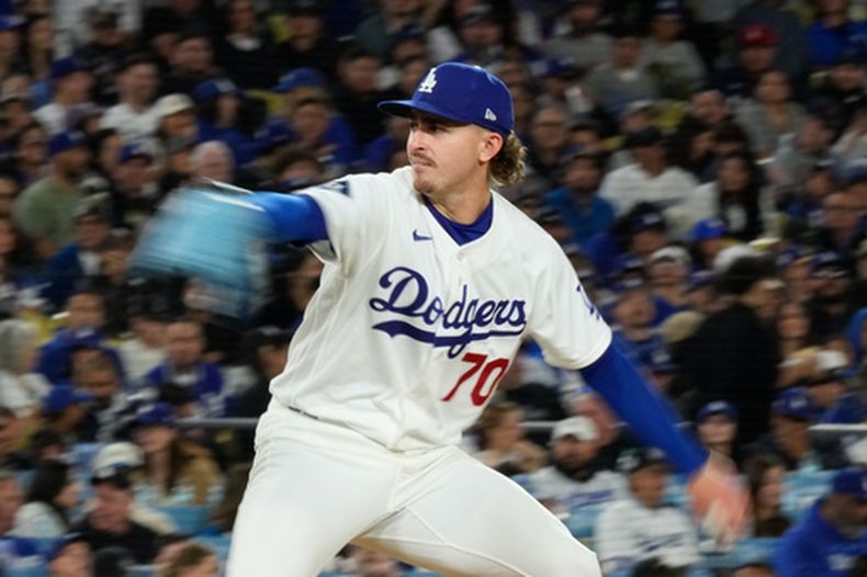 Justin Wrobleski, de los Dodgers de Los Ángeles, hace un lanzamiento en el juego del viernes 29 de mayo de 2026 ante los Filis de Filadelfia (AP Foto/Mark J. Terrill)
