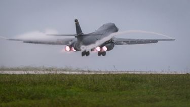 ARCHIVO - En esta fotografía publicada por la Fuerza Aérea de Estados Unidos, un bombardero B-1B Lancer despega de la Base Aérea Andersen para una misión con dos F-15 de la Koku Jieitai (Fuerza Aérea de Autodefensa de Japón), el 9 de septiembre de 2017, en Guam. (Aviador mayor Jacob Skovo/Fuerza Aérea de Estados Unidos vía AP)