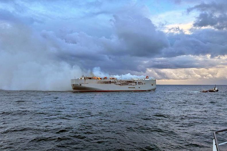 Humo y llamas se elevan de un carguero en el Mar del norte, unos 27 kilómetros (17 millas) al norte de la isla holandesa de Ameland, el miércoles 26 de julio de 2023. Wednesday, July 26, 2023. Un carguero que llevaba casi 3.000 autos ardía fuera de control el miércoles en el Mar del Norte, en un incendió que dejó un tripulante muerto y varios heridos, según los guardacostas holandeses, que trataban de evitar que el barco se hundiera cerca de un importante hábitat para aves migratorias. (Kustwacht Nederland/Guardia Costera holandesa via AP)