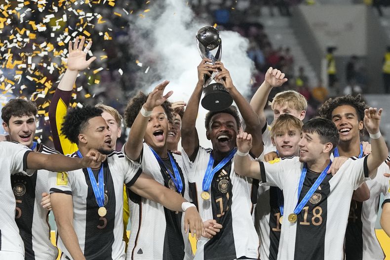 Los jugadores de Alemania celebran en el podio con el trofeo tras ganar por primera vez la Copa Mundial Sub17 al superar en penales a Francia, el sábado 2 de diciembre de 2023, en Surakarta, Indonesia. (AP Foto/Achmad Ibrahim)