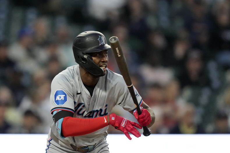 El dominicano de los Marlins de Miami Jesús Sánchez conectó para una jugada de selección que impulsó a su compatriota Bryan De La Cruz en la décima entrada del juego ante los Tigres de Detroit, el martes 14 de mayo de 2024, en Detroit. (AP Foto/Carlos Osorio)