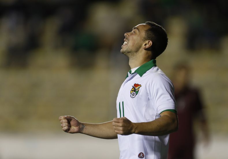 Dami&aacute;n Lizio, de la selecci&oacute;n boliviana, celebra su gol frente a Venezuela durante un partido amistoso que se realiz&oacute; el martes 18 de noviembre de 2014 en La Paz (AP Foto/Juan Karita)