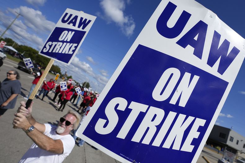 Miembros del sindicato United Auto Workers durante una huelga en la Planta de Ensamblaje Ford Michigan, el lunes 18 de septiembre de 2023, en Wayne, Michigan. (AP Foto/Paul Sancya)