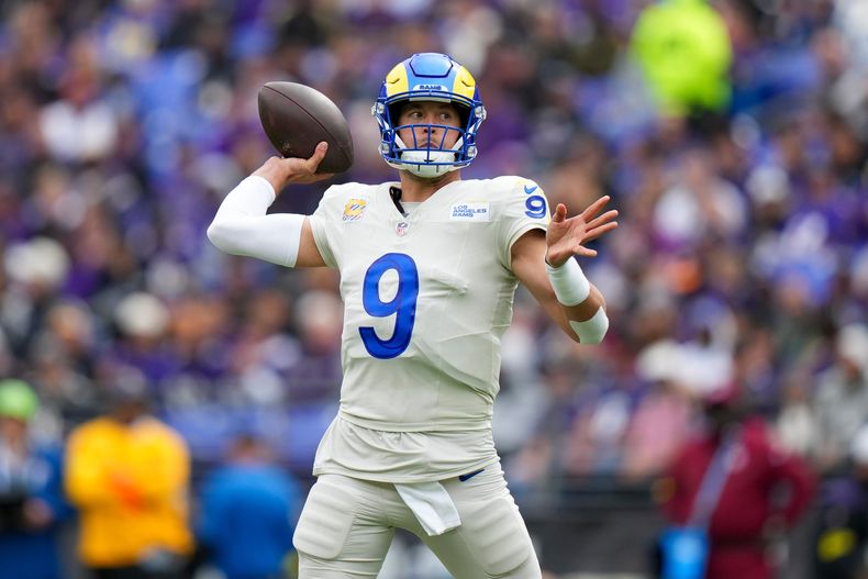 El quarterback de los Rams de Los Ángeles, Matthew Stafford, lanza un pase en la primera mitad del partido ante los Ravens de Baltimore, el domingo 12 de octubre de 2025, en Baltimore. (AP Foto/Stephanie Scarbrough)