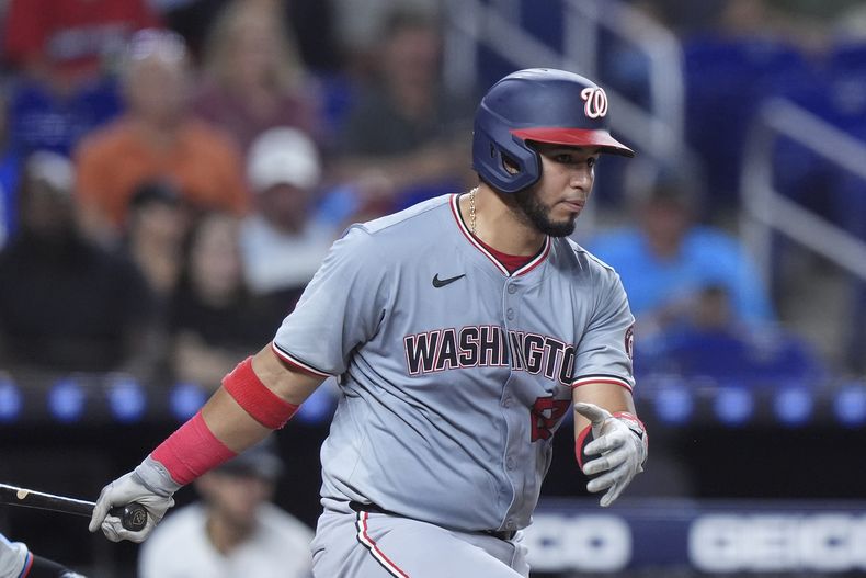 El venezolano Keibert Ruiz, de los Nacionales de Washington, pega un sencillo en el juego ante los Marlins de Miami, el martes 3 de septiembre de 2024 (AP Foto/Wilfredo Lee)