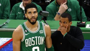 Joe Mazzulla, entrenador de los Celtics de Boston, habla con el alero Jayson Tatum durante el quinto partido de la final de la Conferencia Este, ante el Heat de Miami, el jueves 25 de mayo de 2023 (AP Foto/Michael Dwyer)