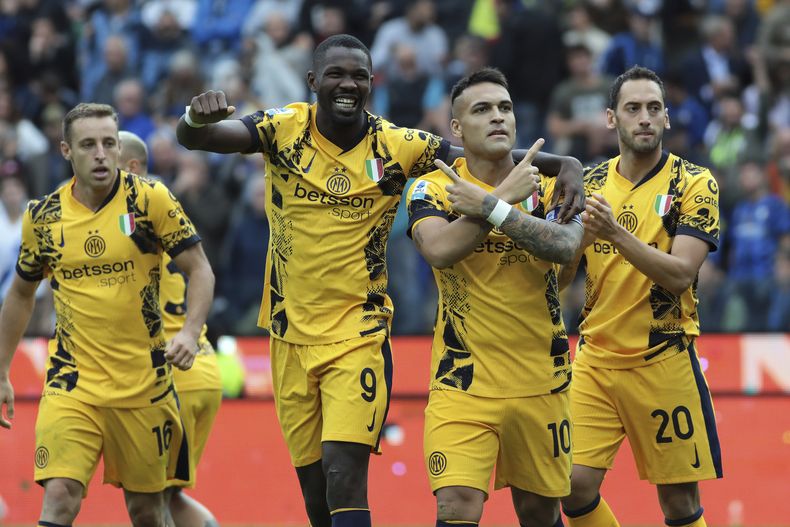 El argentino Lautaro Martínez del Inter de Milán celebra tras anotar en el encuentro de la Serie A ante el Udinese el sábado 28 de septiembre del 2024. (Andrea Bressanutti/LaPresse via AP)
