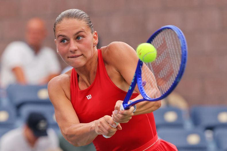 La ucraniana Marta Kostyuk devuelve la pelota a la australiana Storm Hunter durante la primera ronda del US Open, el domingo 30 de agosto de 2026, en Nueva York. (Foto AP/Andrés Kudacki)