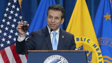 ARCHIVO - El comisionado de la Administración de Alimentos y Medicamentos (FDA), Marty Makary, habla durante una conferencia de prensa en el Auditorio del Edificio Hubert Humphrey en Washington, el 22 de abril de 2025. (AP Foto/Jose Luis Magana, archivo)