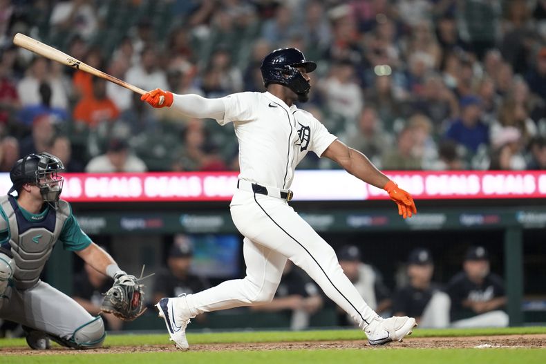 Akil Baddoo, de los Tigres de Detroit, pone fin al juego ante los Marineros de Seattle con un doble en la décima entrada, el miércoles 14 de agosto de 2024 (AP Foto/Paul Sancya)