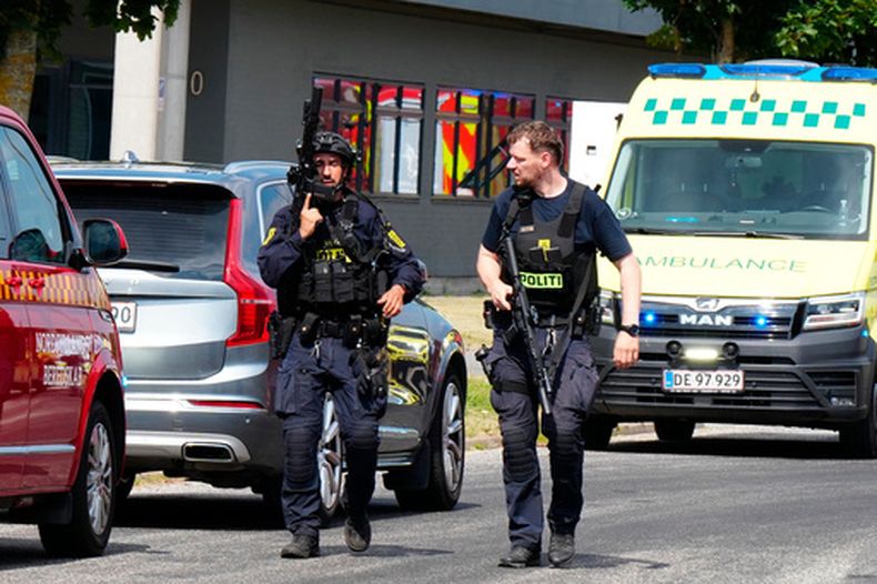 La policía acude al lugar de un tiroteo en Nørresundby, en la región de Jutlandia Septentrional, en el norte de Dinamarca, el viernes 17 de julio de 2026. (Henning Bagger/Ritzau Scanpix vía AP)