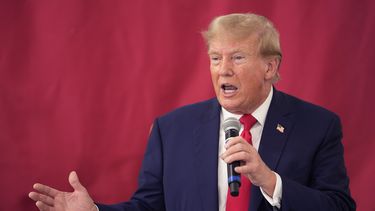 El expresidente Donald Trump en el Aeropuerto Internacional del Sur de Texas, en Edinburg, Texas, el 19 de noviembre de 2023. (Foto AP /Eric Gay)
