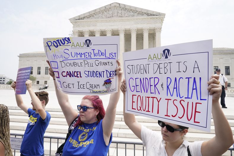 Un grupo de personas protesta afuera de la Corte Suprema, el viernes 30 de junio de 2023, en Washington. (AP Foto/Jacquelyn Martin)