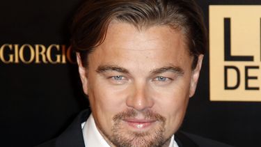americateve | El actor Leonardo DiCaprio llega a una function deThe Wolf of Wall Street en Par&iacute;s, el lunes 9 de diciembre de 2013. DiCaprio anunci&oacute; el lunes que se asociar&aacute; con Venturi Automobiles y entrar&aacute; a un equipo del Campeonato F&oacut