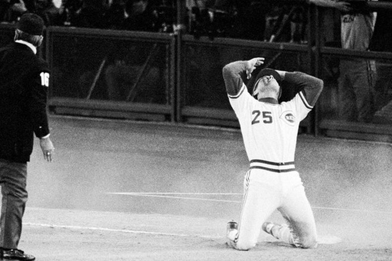 ARCHIVO - Todd Benzinger, de los Rojos de Cincinnati, reacciona tras ser puesto out en un juego de la Serie de CAmpeonato de la Liga Nacional ante los Piratas de Pittsburgh, el 5 de octubre de 1990 (AP Foto/Ed Reinke, archivo)