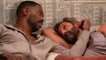 Esta imagen, difundida por Netflix, muestra a Colman Domingo, a la izquierda, y a Marco Calvani en una escena de The Four Seasons. (Jon Pack/Netflix via AP)
