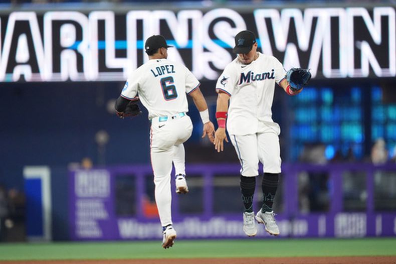 El jardinero Heriberto Hernández (derecha) celebra con el torpedero Otto López (6) tras vencer a los Filis de Filadelfia, el miércoles 29 de julio de 2026, en Miami. (AP Foto/Rebecca Blackwell).
