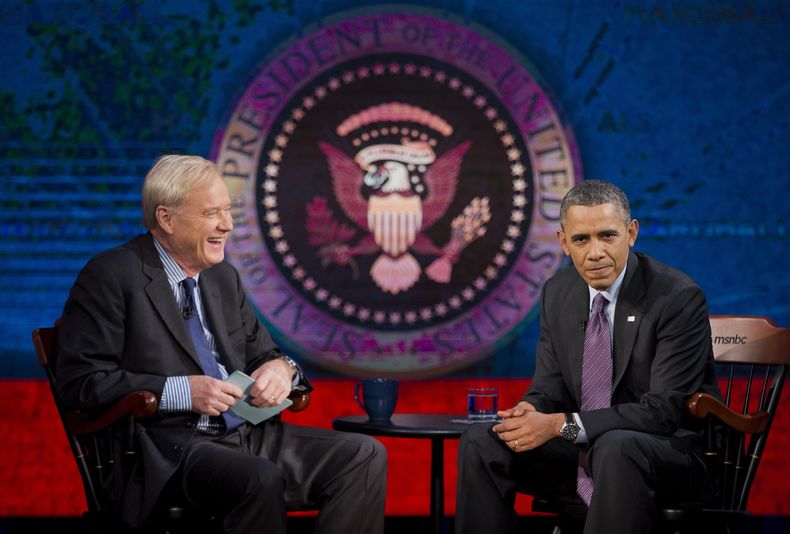 El presidente Barack Obama habla con Chris Matthews durante una pausa en la grabaci&oacute;n de una entrevista para el programa de televisi&oacute;n "Hardball with Chris Matthews", el jueves 5 de diciembre de 2013, en la Universidad Americana, e
