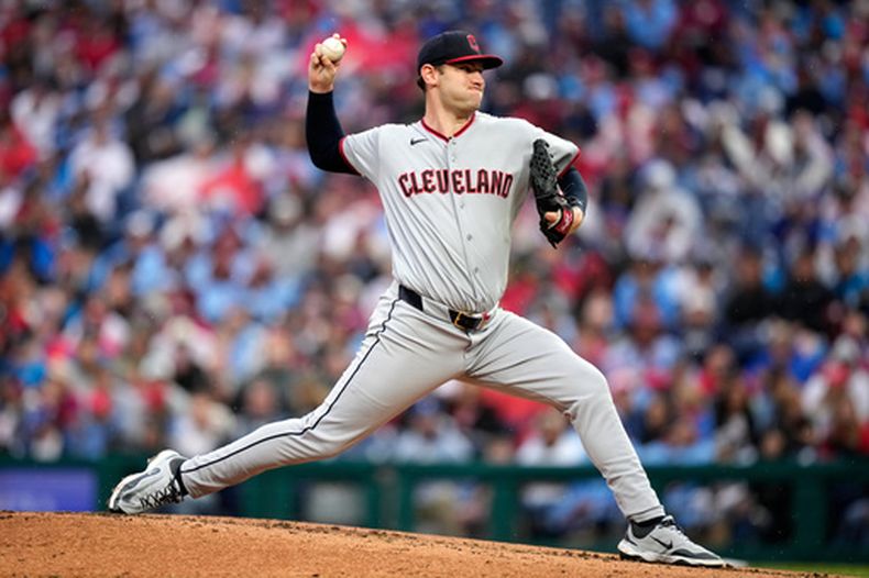Gavin Williams, de los Guardianes de Cleveland, lanza en el duelo del viernes 22 de mayo de 2026 ante los Filis de Filadelfia (AP Foto/Matt Slocum)