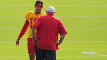 El quarterback Patrick Mahomes de los Chiefs de Kansas City conversa con el entrenador en jefe Andy Reid en el campamento de pretemporada, el sábado 25 de julio de 2026, en St. Joseph, Missouri. (AP Foto/Charlie Riedel)