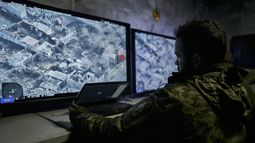 ARCHIVO - Un soldado ucraniano ve imágenes de dron desde un centro de mando subterráneo en Bájmut, en la región de Donetsk, Ucrania, el domingo 25 de diciembre de 2022. (AP Foto/Libkos, Archivo)
