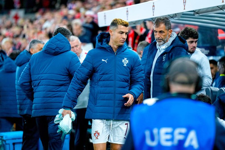 Cristiano Ronaldo en el banquillo de suplentes de Portugal previo al partido contra Noruega en la Liga de Naciones, el domingo 27 de septiembre de 2026, en Oslo. (Cornelius Poppe/NTB Scanpix vía AP)