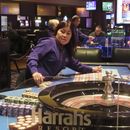 Una crupier a cargo de un juego de ruleta en el casino Harrahs, el sábado 29 de septiembre de 2023, en Atlantic City, Nueva Jersey. (AP Foto/Wayne Parry)