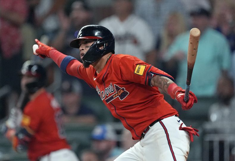 Orlando Arcia, de los Bravos de Atlanta, produce una carrera con un sencillo en la octava entrada del juego de béisbol en contra de los Marlins de Miami, el viernes 2 de agosto de 2024, en Atlanta. (AP Foto/John Bazemore)