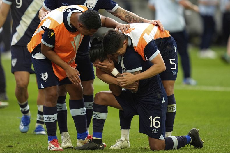 José Morales (16), de Guatelama, celebra con sus compañeros de equipo después de cobrar el tiro decisivo en la tanda de penaltis, durante los cuartos de final de la Copa Oro de CONCACAF, el domingo 29 de junio de 2025, en Minneapolis. (AP Foto/Abbie Parr)
