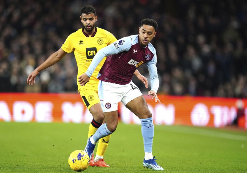 Boubacar Kamara del Aston Villa (derecha) y Anis Slimane del Sheffield United (izquierda) disputan el balón durante el partido de la Liga Inglesa en Villa Park, el viernes 22 de diciembre de 2023, en Birmingham, Ingleterra. (Nick Potts/PA via AP)