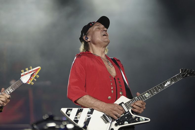 Matthias Jabs de la banda alemana Scorpions durante su presentación en la 25ª edición del festival de música Vive Latino en la Ciudad de México, el sábado 15 de marzo de 2025. (Foto AP/Aurea Del Rosario)