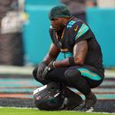 Tyreek Hill, receptor de los Dolphins de Miami, se sienta en la zona de anotación antes de un partido ante los Jets de Nueva York, el 29 de septiembre de 2025 (AP Foto/Rebecca Blackwell, archivo)