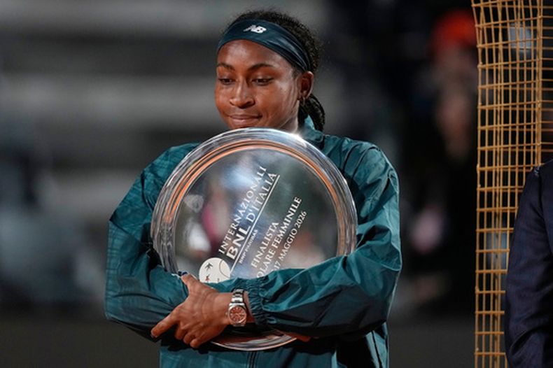 La estadounidense Coco Gauff sostiene el trofeo de segundo lugar tras perder la final del Abierto de Italia ante la ucraniana Elina Svitolina el sábado 16 de mayo del 2026. (AP Foto/Alessandra Tarantino)