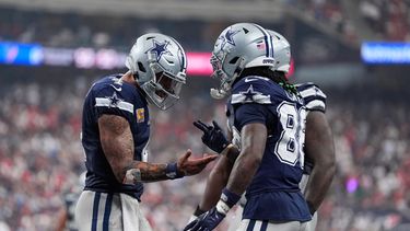 CeeDee Lamb (88) celebra su touchdown con el quarterback Dak Prescott, izquierda, durante la segunda mitad del partido de la NFL en contra de los Texans de Houston, el domingo 4 de octubre de 2026, en Houston. (AP Foto/Ashley Landis)