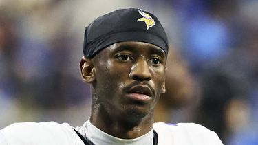 ARCHIVO - El receptor abierto de los Vikings de Minnesota, Jordan Addison (3), sale del campo contra los Lions de Detroit durante un partido de la NFL en Ford Field en Detroit, el domingo 7 de enero de 2024. Addison fue arrestado en California bajo sospecha de conducir bajo los efectos del alcohol; segundo año consecutivo que ha tenido problemas detrás del volante justo antes del comienzo del campamento de entrenamiento. Los Vikings dijeron el lunes 15 de julio que están al tanto del incidente y están recopilando más información, pero no tenían comentarios. (AP Foto/Rick Osentoski, Archivo)