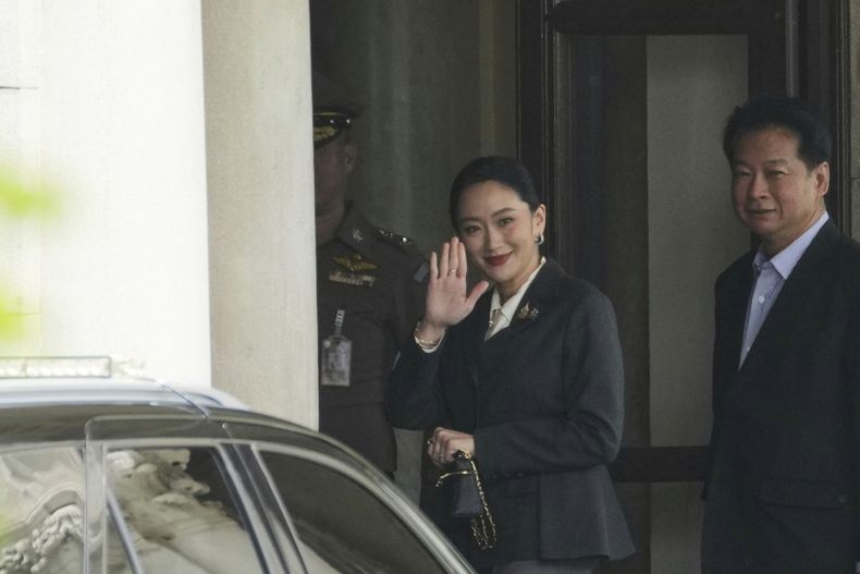 La destituida primera ministra de Tailandia, Paetongtarn Shinawatra (centro), a su llegada a la Casa de Gobierno, en Bangkok, Tailandia, el 29 de agosto de 2025. (AP Foto/Sakchai Lalit)