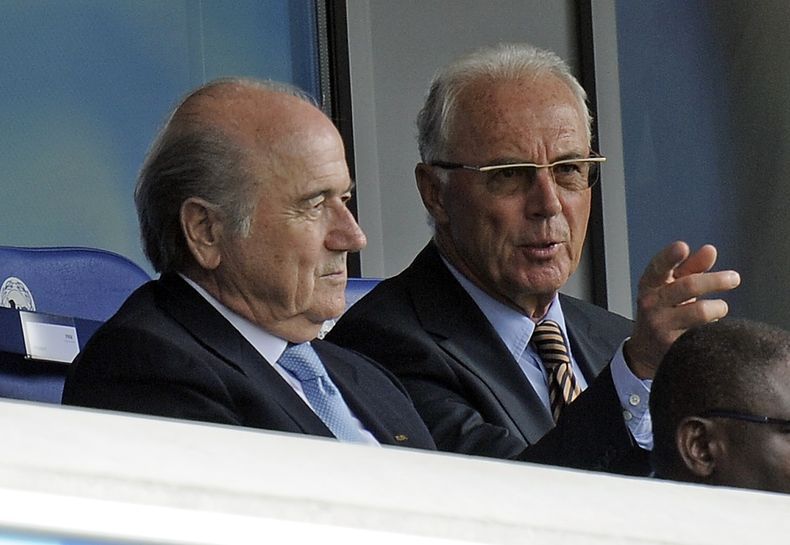 Foto de archivo del 1 de agosto de 2010 en la que aparece el presidente de la FIFA Joseph Blatter y el legendario futbolista alem&aacute;n Franz Beckenbauer. (AP Foto/Martin Meissner)