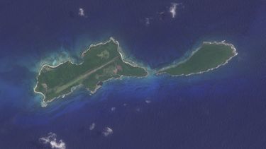 En esta imagen, proporcionada por Planet Labs PBC, se muestra el archipiélago de las Islas del Cisne, en Honduras, el 13 de julio de 2023. Honduras planea construir la única colonia penitenciaria insular del hemisferio occidental y enviar allí a sus pandilleros más temidos. (Planet Labs PBC via AP)