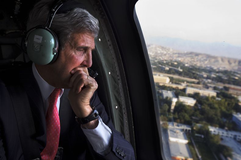 ARCHIVO - En imagen del 11 de octubre de 2013, el secretario de Estado John Kerry observa desde la ventaja mientras se dirige a la sede de la Fuerza Internacional de Asistencia para la Seguridad tras una anunciada visita a Kabul, Afganist&aacute;n. El pre